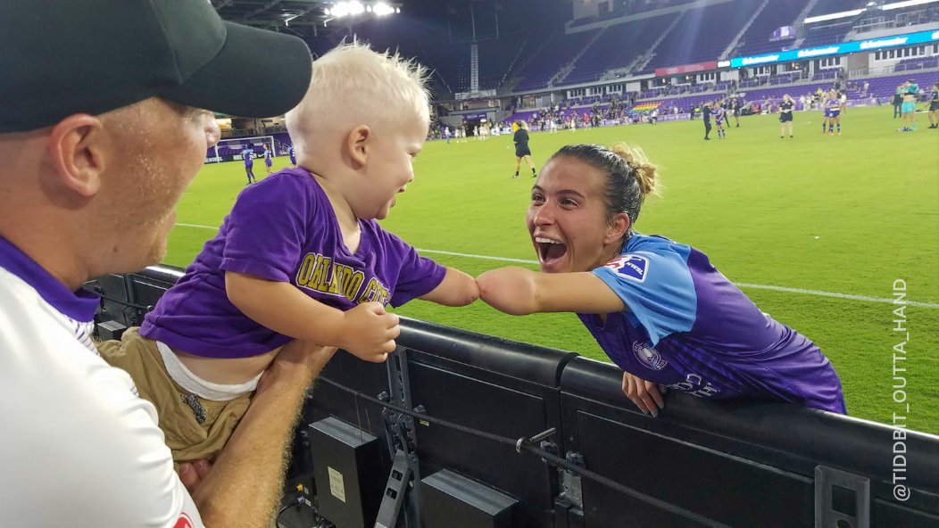 bbcworldservice's tweet photo. In 2019, a photo of American footballer @Cars_Pickett16 arm-bumping a young fan, Joseph Tidd, went viral.

Carson tells us about the impact of that photo beyond the pitch
🎧 https://t.co/4PGbC0FIGk https://t.co/jqqZDJA1II
