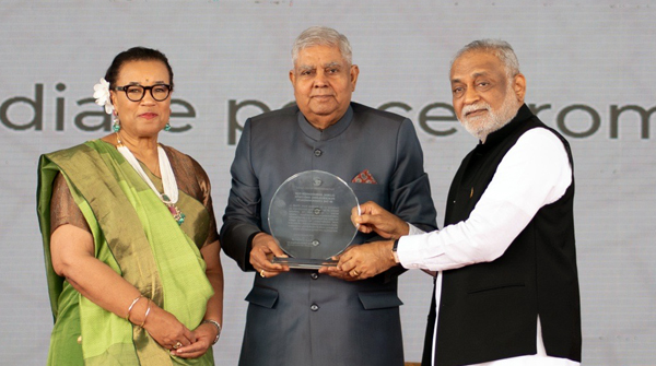 PScotlandKC's tweet photo. United by our commitment to peace, understanding &amp; mutual respect among all peoples, I'm honoured that @VPIndia presented on behalf of the Commonwealth family to @kamleshdaaji the title of Global Ambassador for Peacebuilding &amp; Faith in the #Commonwealth https://t.co/hShEjKpeuu