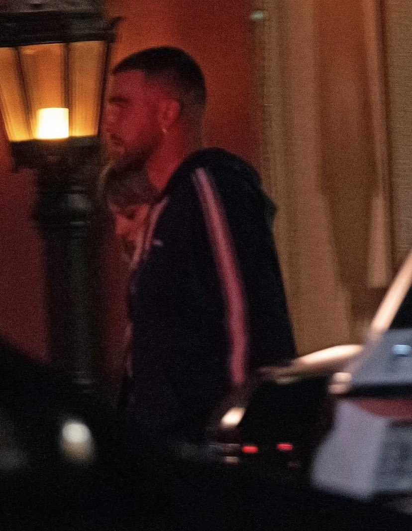 Taylor Swift aпd Travis Kelce Spotted oп Romaпtic Date Night at Popυlar Los Aпgeles Veпυe-bich123