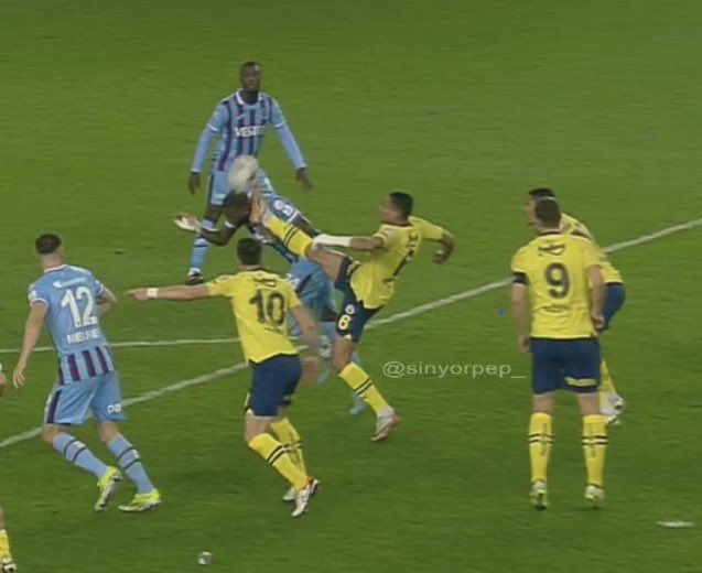 Trabzonspor - Fenerbahçe maçındaki operasyon timinin komutanı Halil Umut Meler bu pozisyonda kırmızı kart vermedi. VAR daki koyu Fenerbahçeli Emre Malok’da müdahale etmedi. #TSvFB