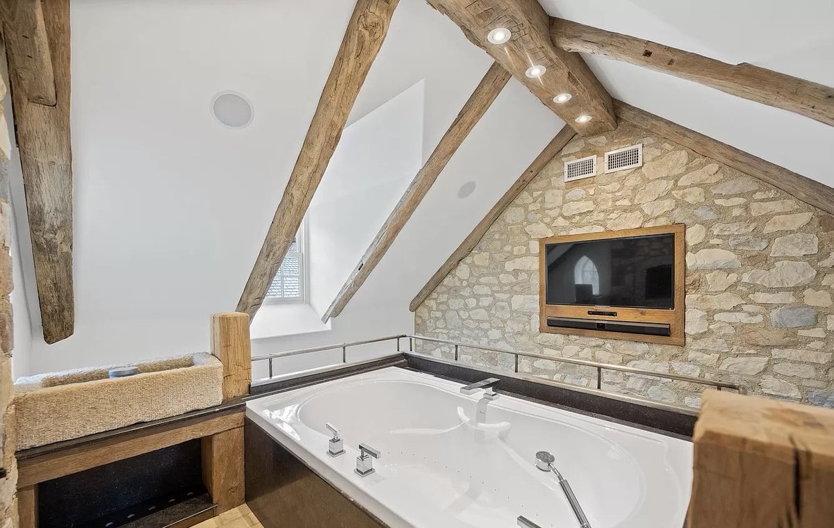 Rob40252565's tweet image. Some interior photos…elevated tub to watch TV…and the kitchen #chefkitchen #masterbath #village #gentlemansfarm
