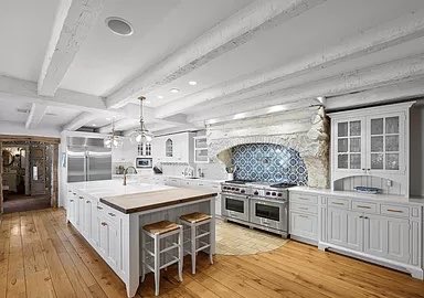 Rob40252565's tweet image. Some interior photos…elevated tub to watch TV…and the kitchen #chefkitchen #masterbath #village #gentlemansfarm