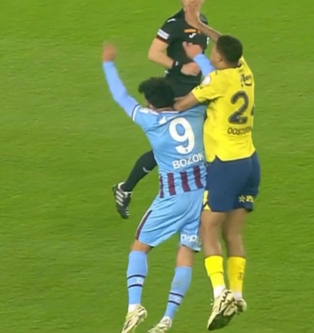 hasanntuncel's tweet photo. Trabzonspor’un yediği iki gol öncesi yaşananlar. VAR hiçbir şekilde çağırmadı. İnanılmaz gerçekten. https://t.co/UQLPqV0fCd