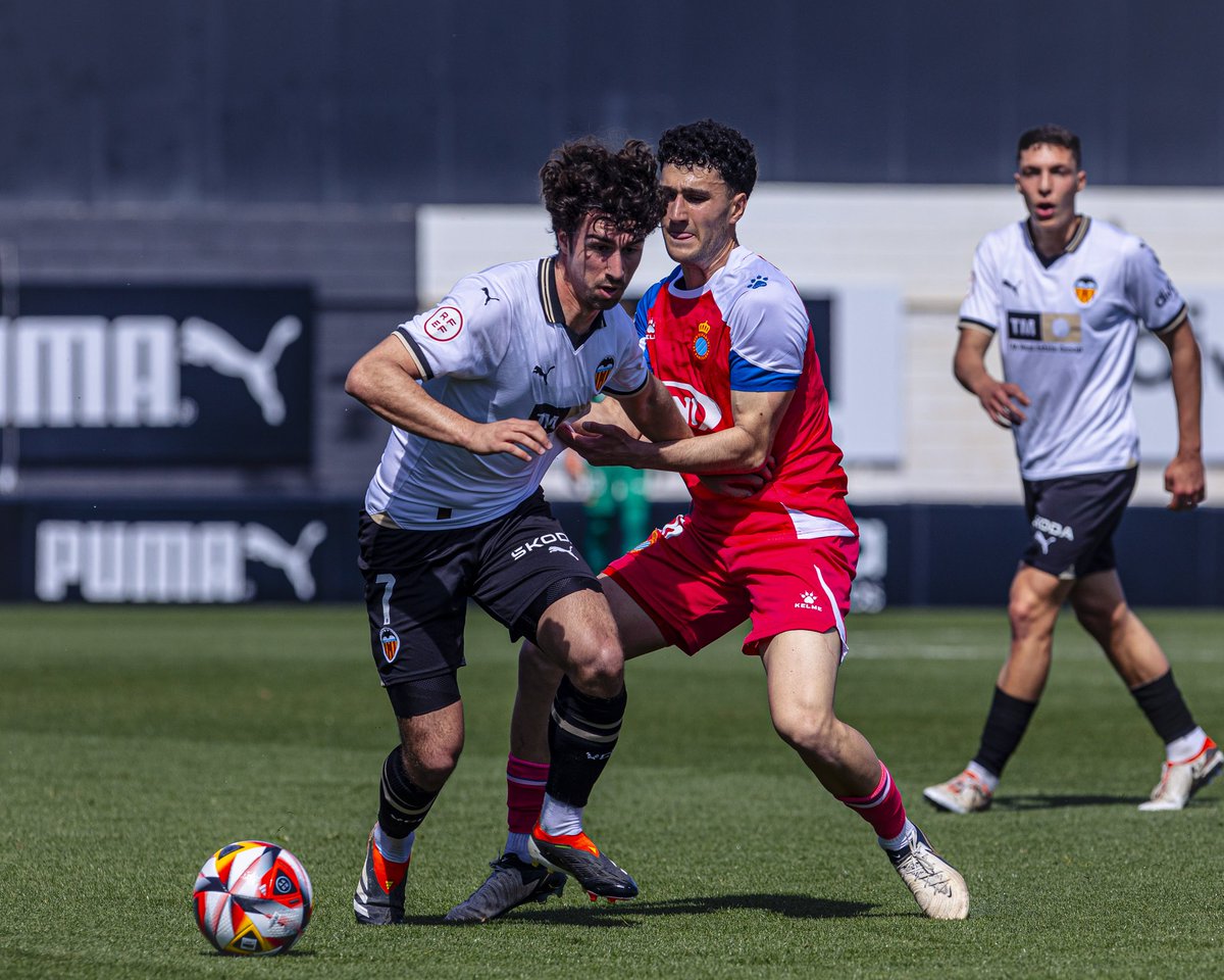 VALENCIA B 3 - ESPANYOL B 2
Debut de J.Chica con derrota fuera de casa pero en un partido muy disputado en Valencia. El filial tuvo ocasiones para adelantarse (1-2) o para empatar (3-3) pero no hubo fortuna. Deberá esperar la 1a victoria de Chica con el B. #rcdeB #fororcde #rcde