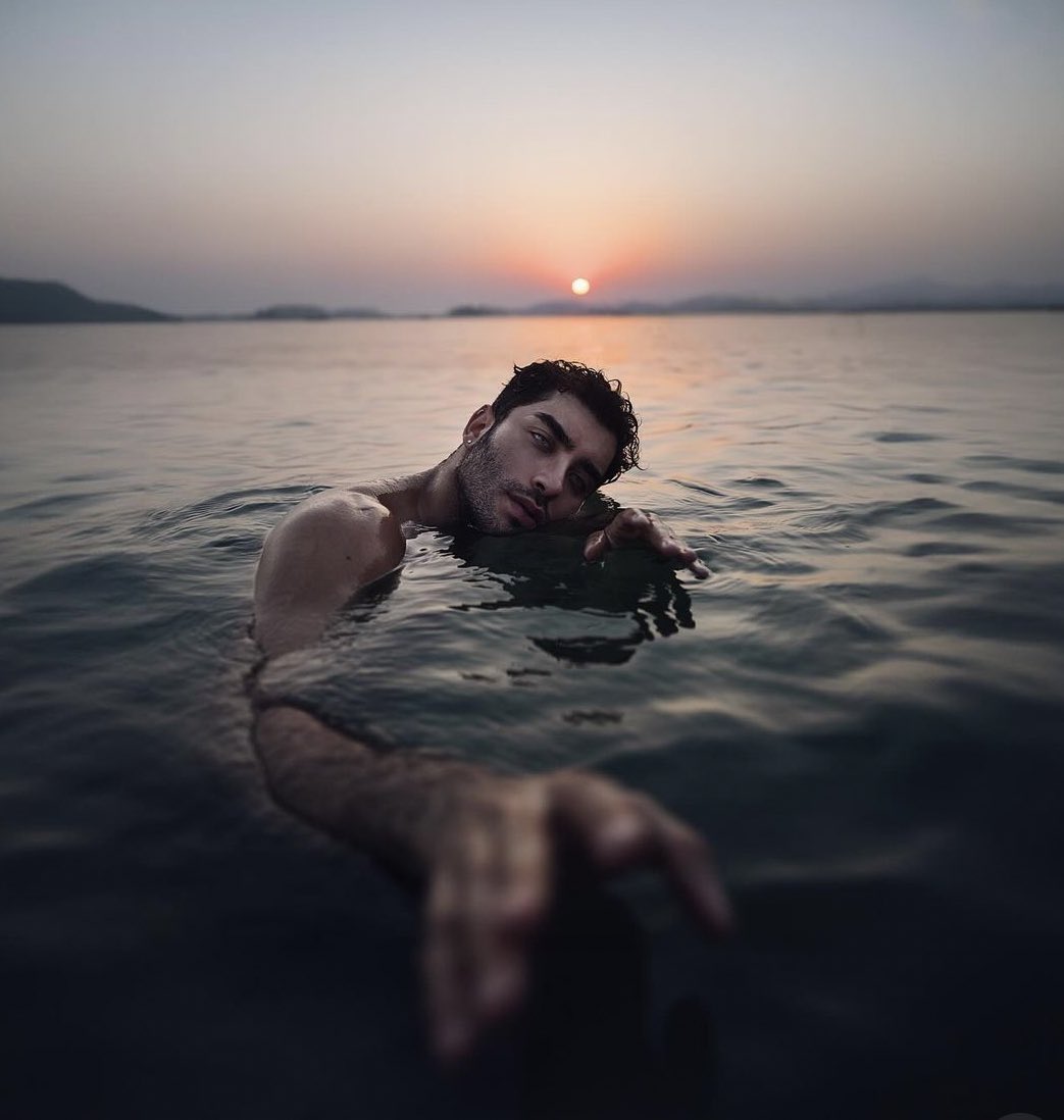 𝒍𝒍𝒐́𝒓𝒂𝒎𝒆.

———— 𝑯owth’s 𝒍ake