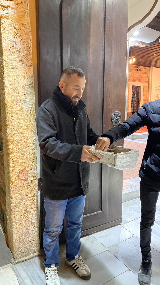 tugvayildirim16's tweet photo. Tügva yıldırım ilçe temsilciliği olarak Çalışan gençlik koordinatörlüğü kapsamında emirsultan camii'nde teravih namazı çıkışı ikramda bulunduk.

#tügvayıldırımilçetemsilciliği https://t.co/RHwalqK1Bj