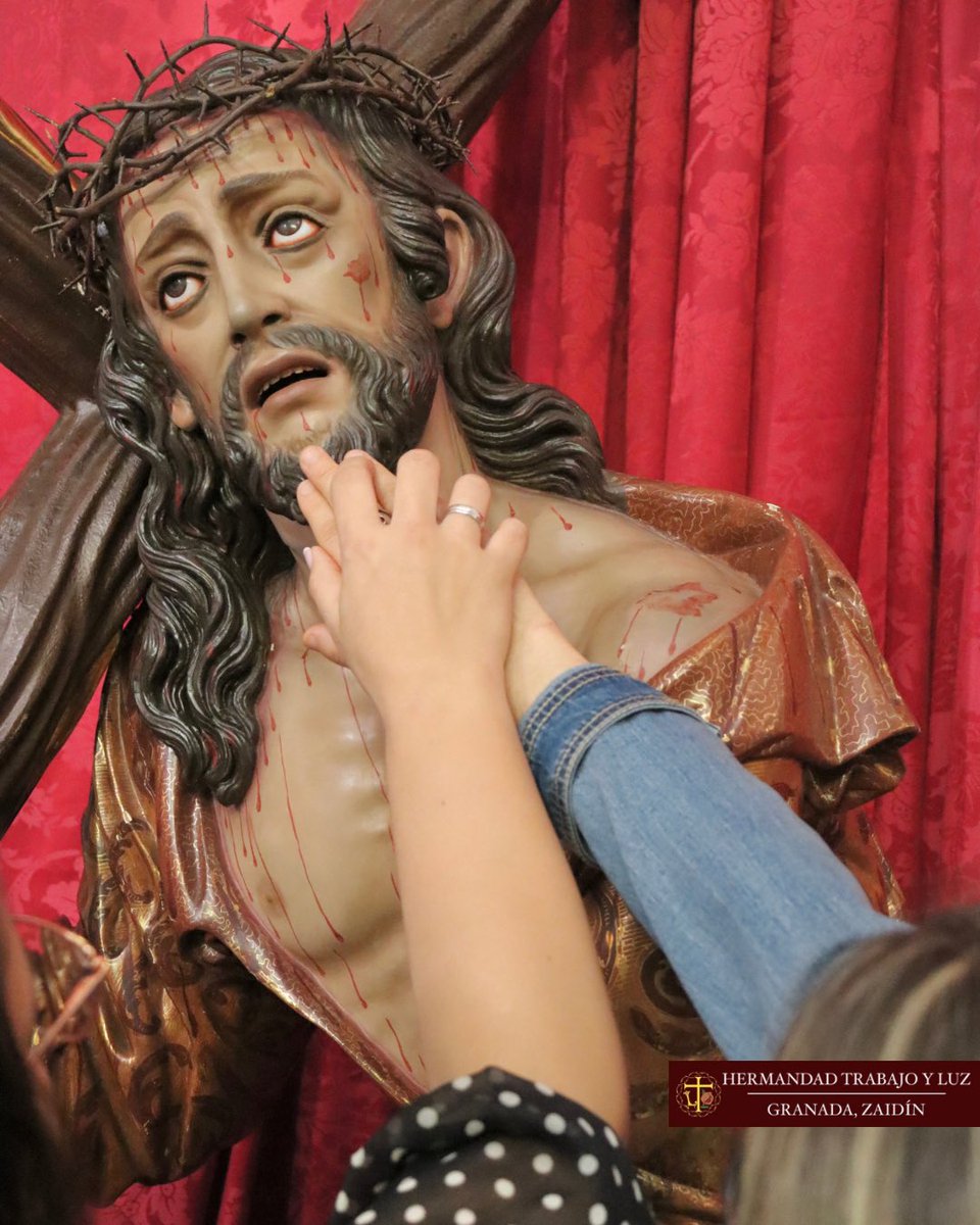 #Actualidad • En la mañana del día de hoy, un grupo de personas invidentes de la ONCE han acudido al encuentro con el Señor.

A través del tacto han podido sentir al Señor, viviendo una jornada que difícilmente se puede explicar o describir junto a ellos. 

(1/2) <a href="/ONCE_oficial/">ONCE</a>