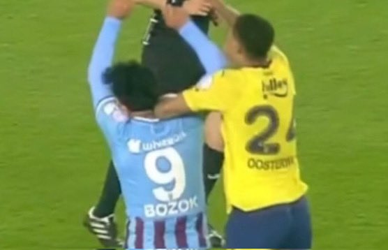 Abdülkerim’i ikinci sarıdan kırmızı verip attığınız bu pozisyonun DAHA SERTİ DAHA AĞIRI VE DAHA FAULÜ golden önce yapıldı. 

VEREMEDİNİZ VEREMEZSİNİZ.