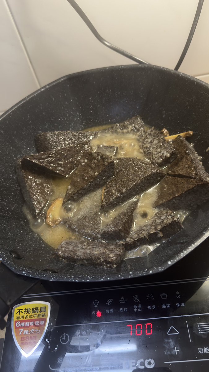 半夜的麻油米血，不知道會不會被鄰居抗議