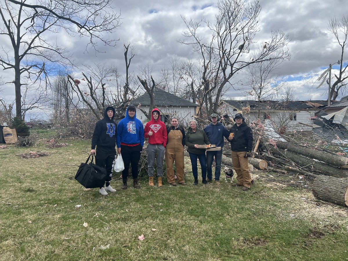 Some of our guys helping members of the FFA at a family farm in the Broadway/Raymond area impacted by the storms Thursday night. Others helping Buckeye Family Pizzeria deliver food to Indian Lake!!

PROUD TO BE A MONARCH 💙❤️

#PTBM