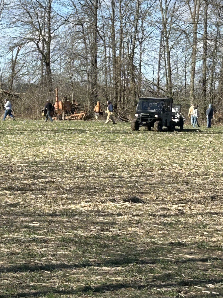 qbc_monarch's tweet photo. Some of our guys helping members of the FFA at a family farm in the Broadway/Raymond area impacted by the storms Thursday night. Others helping Buckeye Family Pizzeria deliver food to Indian Lake!!

PROUD TO BE A MONARCH 💙❤️

#PTBM https://t.co/2FoXEv230l