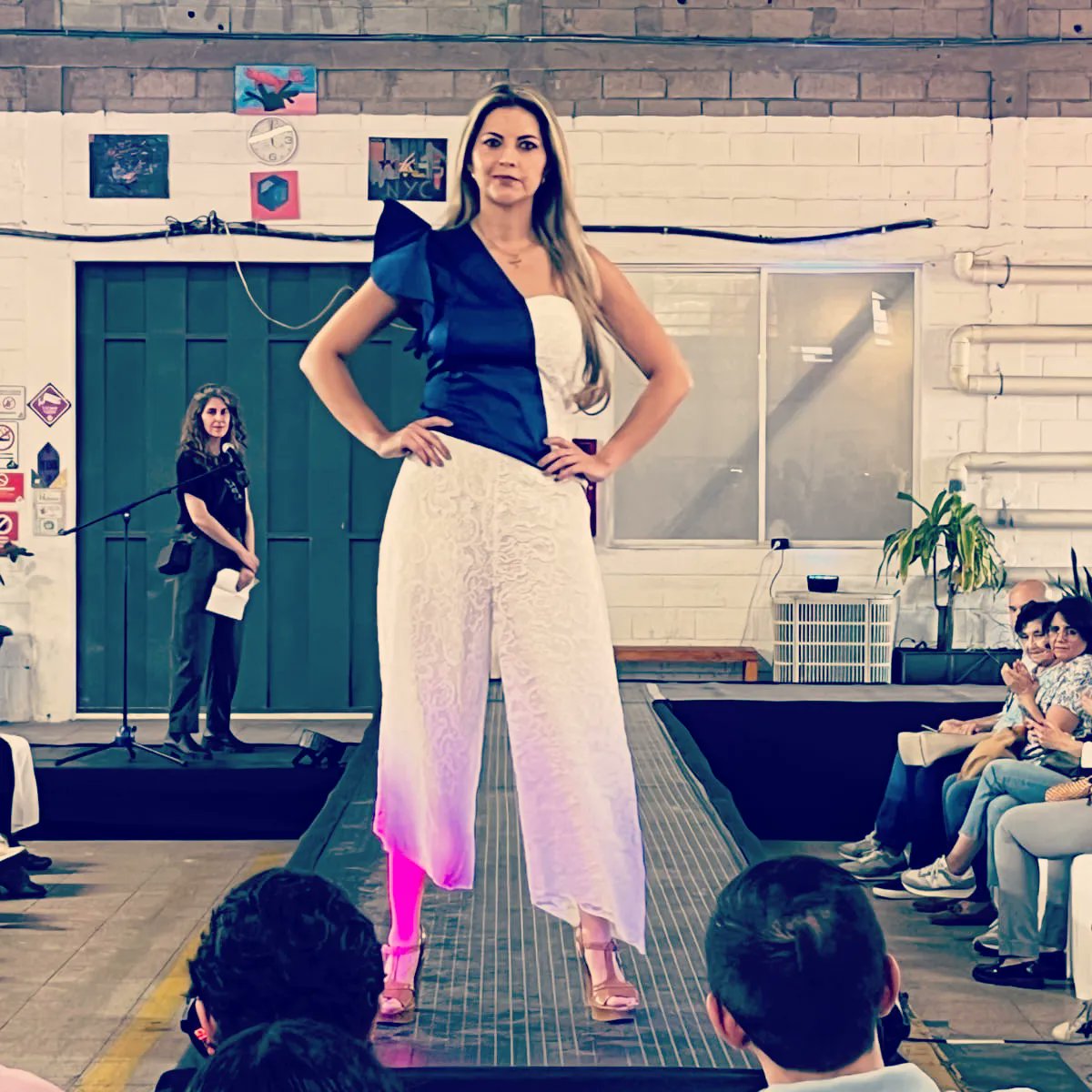verojahe's tweet photo. Diseñadora: Verónica Jarrin

Mi colección esta inspirada en el “contraste y sinergia”: de telas, colores, épocas. Captura la esencia de la mujer juvenil y elegante. Entrelaza el encanto del beige con los colores intensos y los detalles de bordados. 

1.Conjunto azul con beige. https://t.co/SIvNrKYg6E