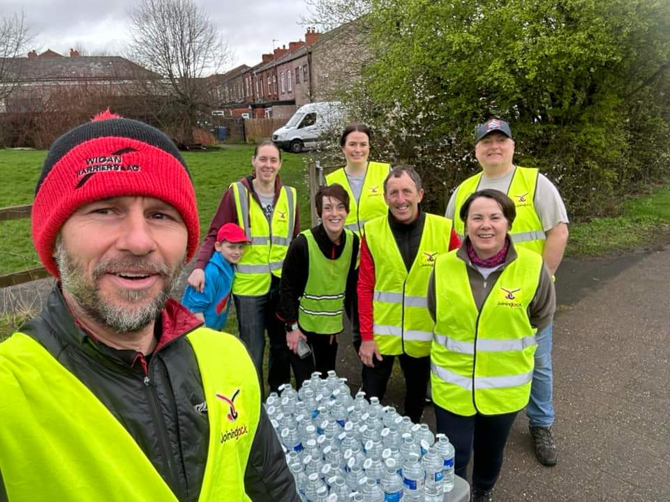 Fantastic day at @runwiganfest today. Well done to the organisers, @alljoinjack volunteers, pacers, supporters and of course fabulous athletes who blasted out some great times! ⚫🔴⚫ Another great event! ♥️