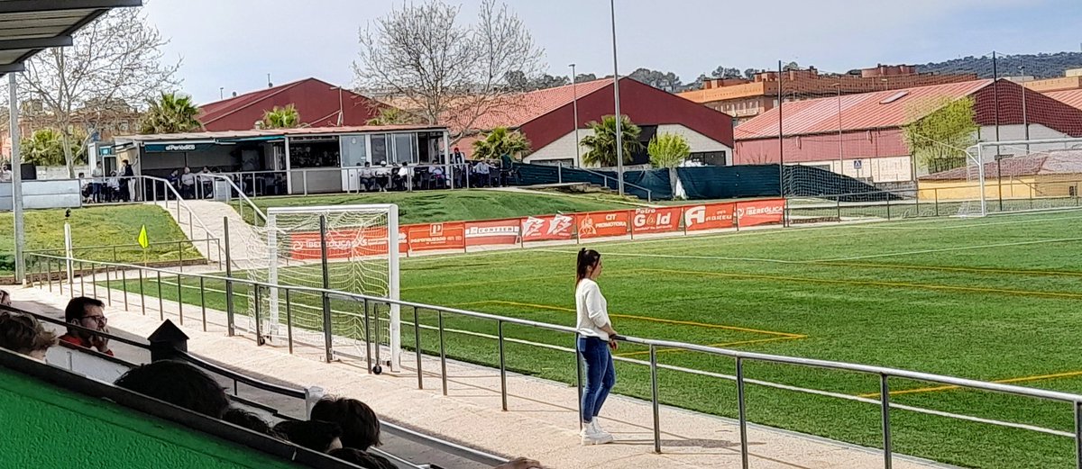 JAReinaGonzalez's tweet photo. El fútbol modesto no tendría razón de ser sin sus célebres cantinas.
Fuente de necesarios ingresos para los clubes humildes.
En Cáceres, en los campos de Pinilla, ven los partidos del @cddiocesano como si de un palco VIP se tratara.
Buenas tertulias deben organizarse ahí. ⚽️ https://t.co/IBVAxWQKGL