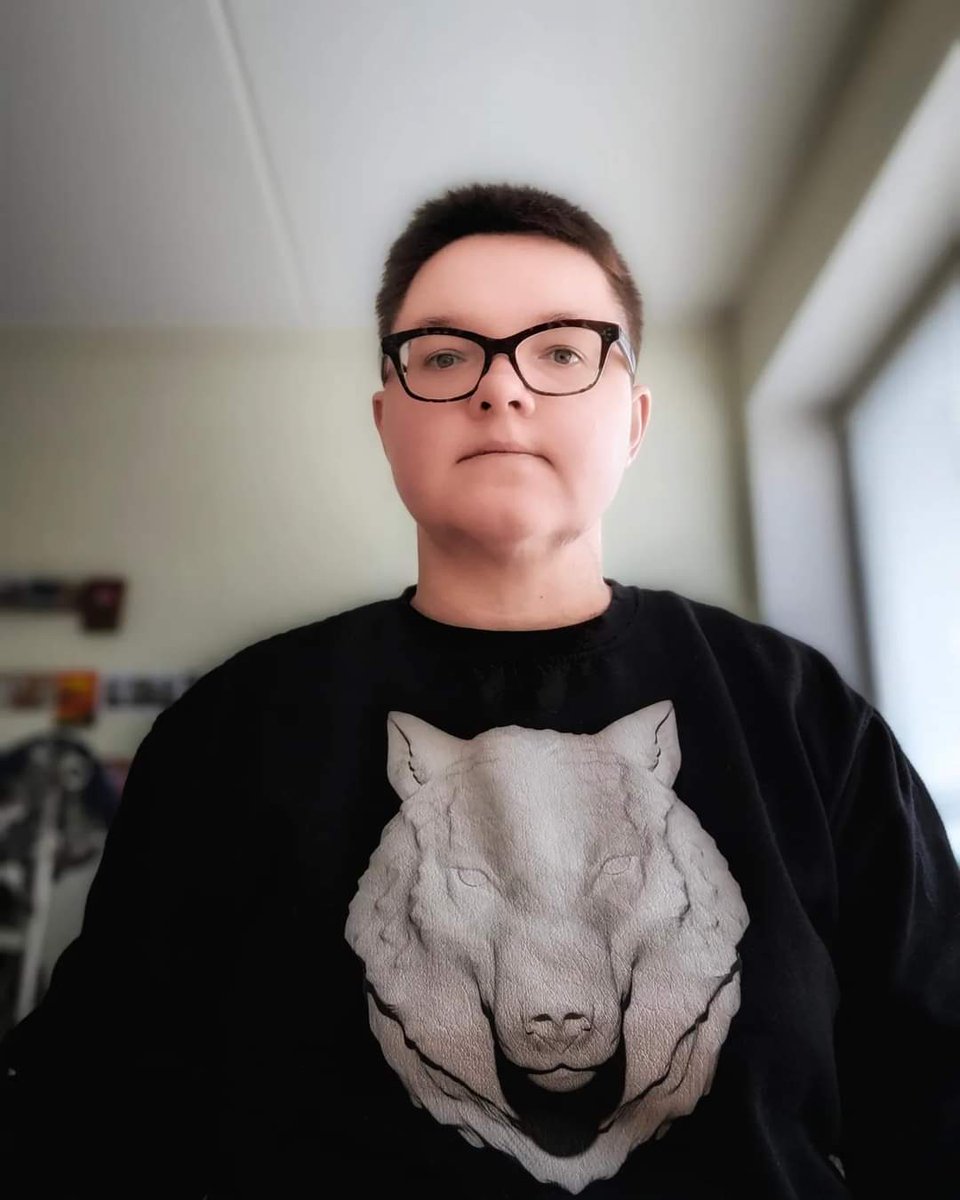 liis19899's tweet photo. Käin humanas üsna tihti. See pole häbi asi ega piinlik. Mulle meeldib. Vahel ei leia midagi..ju siis pole midagi vaja. Aga eile,eile leidsin!
Eile oli laupäev ja eile oli Humana 2 kaupluses 50 senti asjad. See pusa,mis mul seljas siin pildil,ON nüüd mu lemmik. https://t.co/aUE07Gnxnf