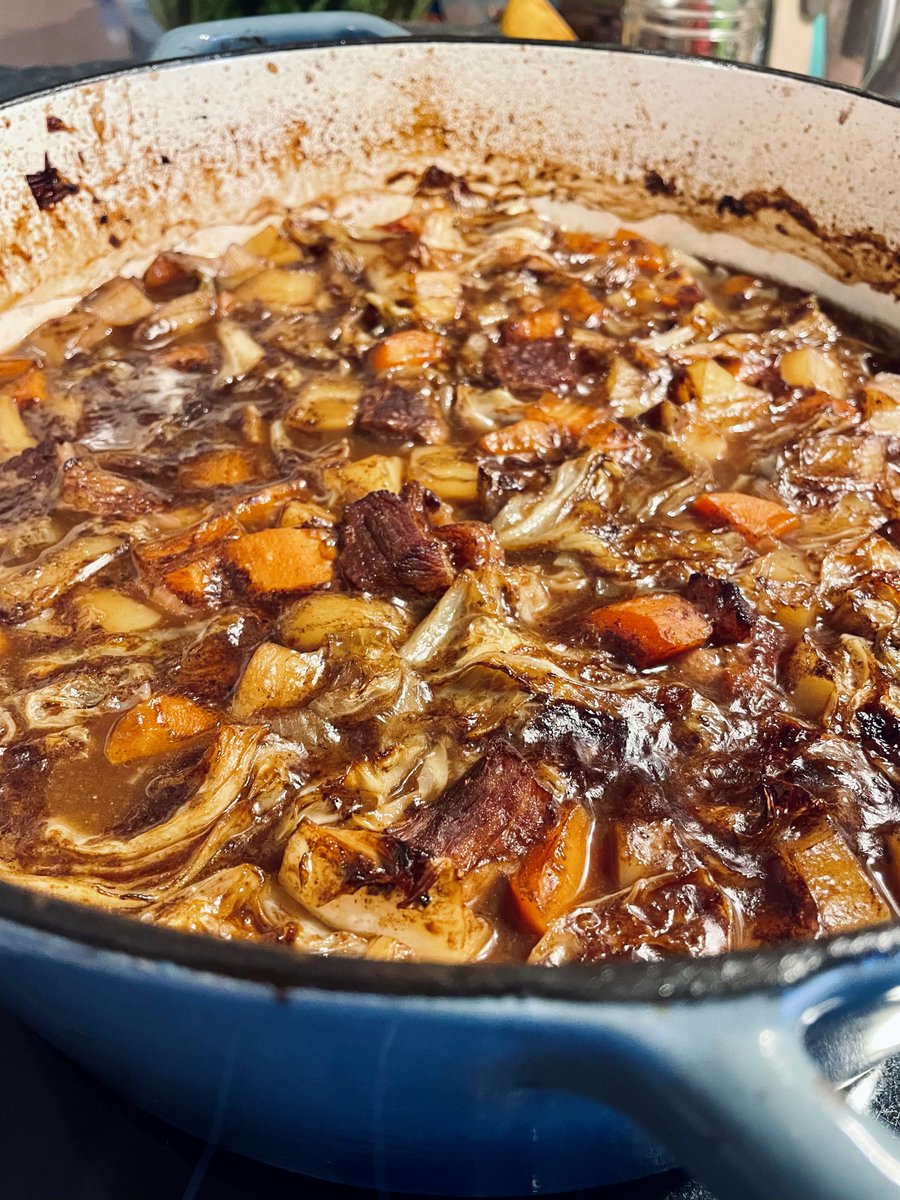 wordofthebird's tweet photo. I used to be an anti-food-posting apologist, but sometimes I am too proud of my kitchen craft. Happy Saint Patrick's Day, everyone☘️. Missing my old West Cork stomping ground and looking forward to a return very, very soon. https://t.co/mExtM6pnRM