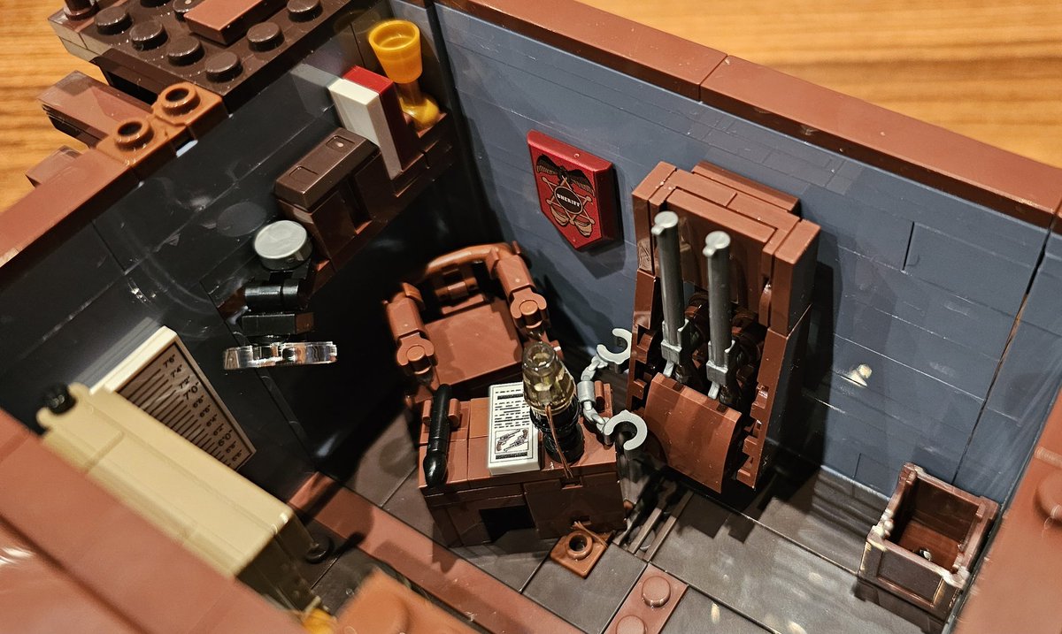 st_hennermann's tweet image. #Klemmbausteine #Funwhole #SheriffsOffice
Mit Bauabschnitt 4 ist das EG fertig gestellt. Es gibt zwei Elemente zum Bespielen des Sets: Die Rückwand kann aufgeklappt und die kleine Gefängniszelle an der Seite entnommen werden.