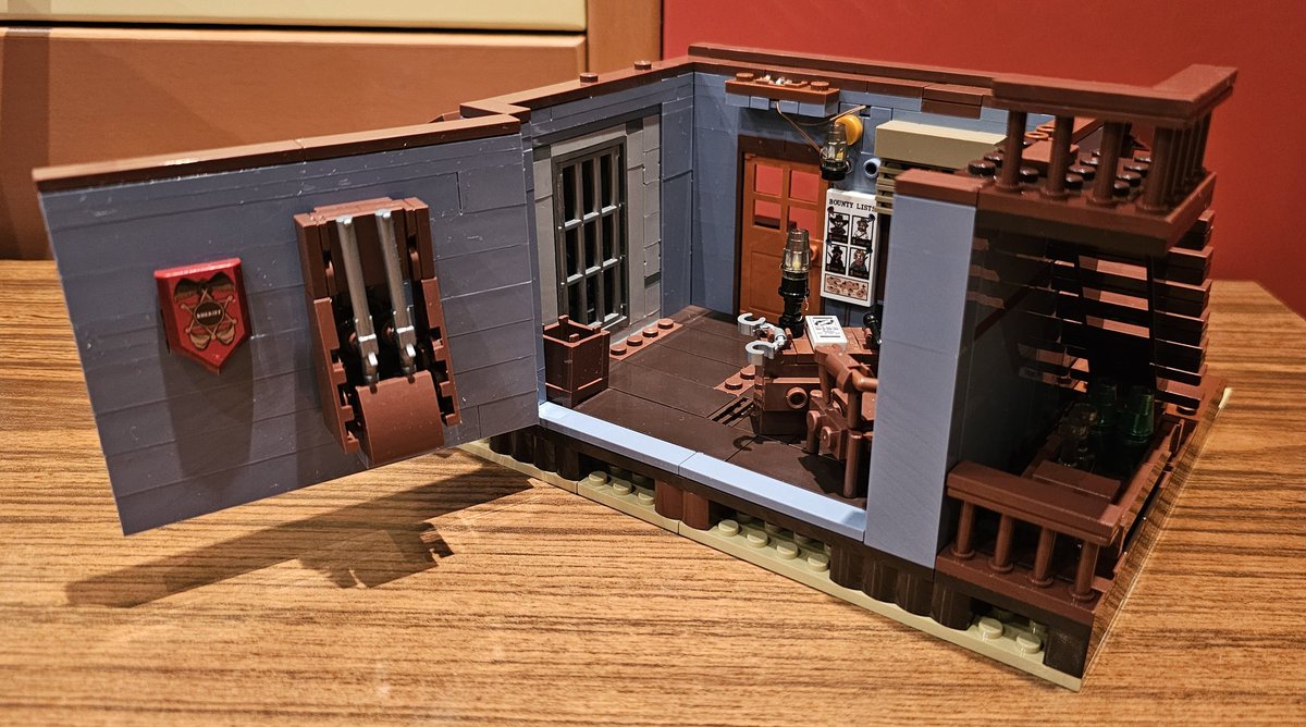 st_hennermann's tweet image. #Klemmbausteine #Funwhole #SheriffsOffice
Mit Bauabschnitt 4 ist das EG fertig gestellt. Es gibt zwei Elemente zum Bespielen des Sets: Die Rückwand kann aufgeklappt und die kleine Gefängniszelle an der Seite entnommen werden.