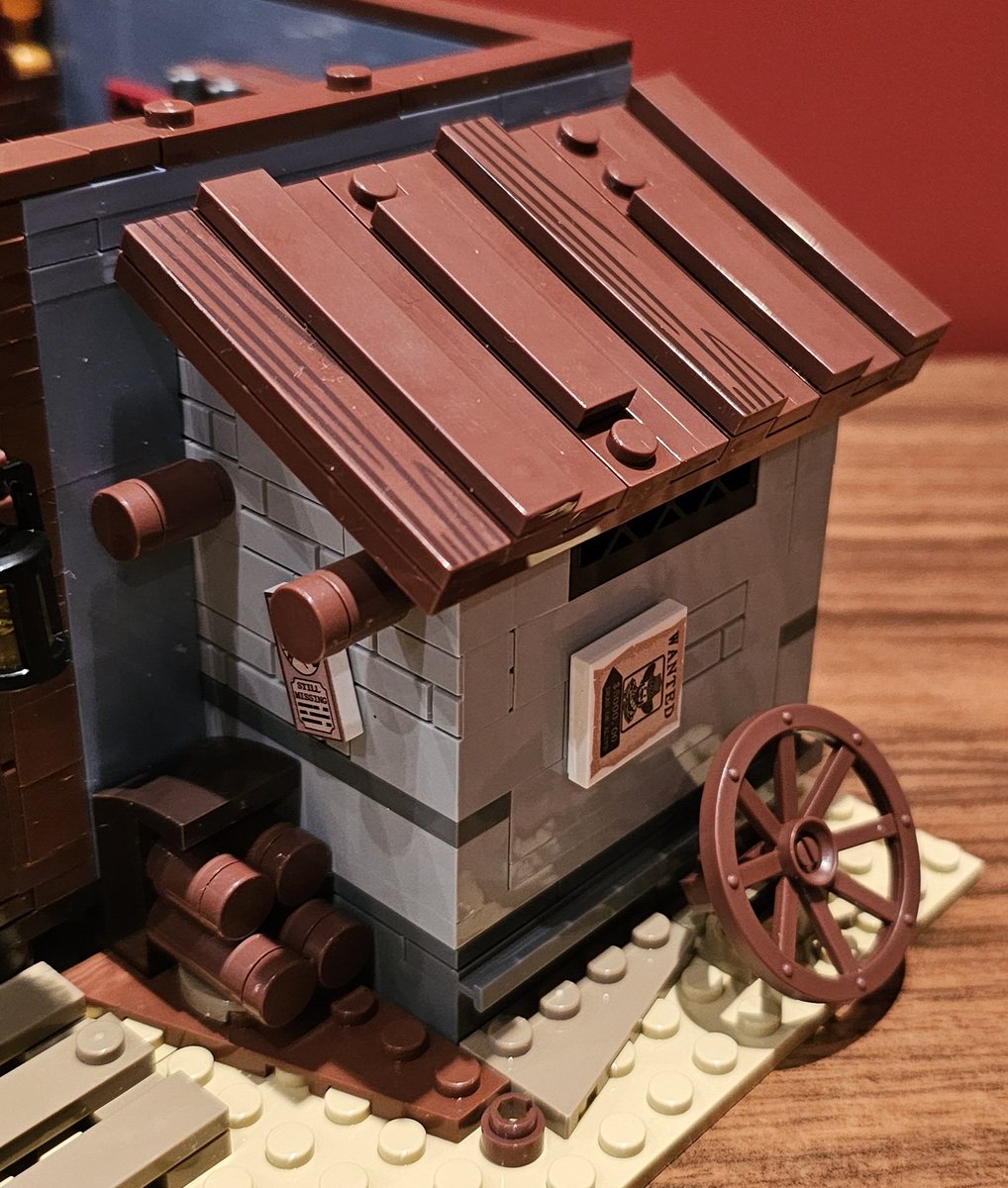 st_hennermann's tweet image. #Klemmbausteine #Funwhole #SheriffsOffice
Mit Bauabschnitt 4 ist das EG fertig gestellt. Es gibt zwei Elemente zum Bespielen des Sets: Die Rückwand kann aufgeklappt und die kleine Gefängniszelle an der Seite entnommen werden.