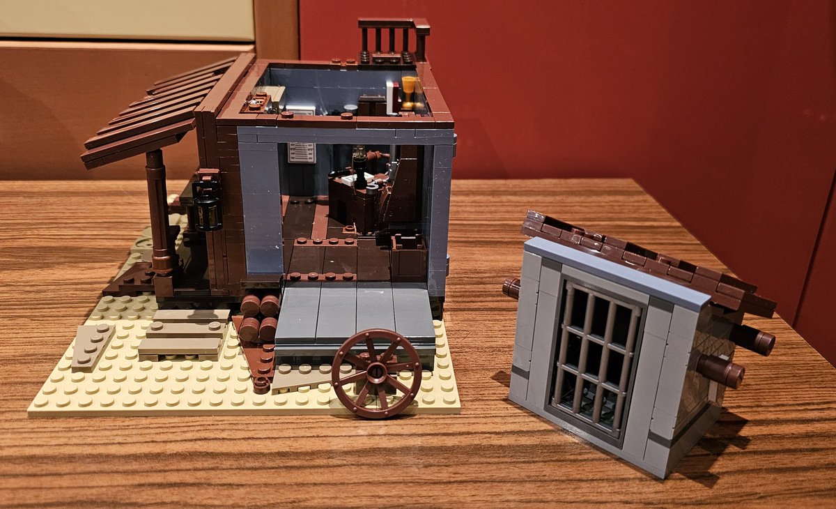 st_hennermann's tweet image. #Klemmbausteine #Funwhole #SheriffsOffice
Mit Bauabschnitt 4 ist das EG fertig gestellt. Es gibt zwei Elemente zum Bespielen des Sets: Die Rückwand kann aufgeklappt und die kleine Gefängniszelle an der Seite entnommen werden.