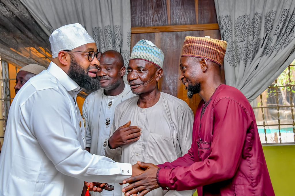 FARMER GOVERNOR UMARU BAGO ATTENDS THREE DAY FIDAU FOR HIS LATE NEPHEW, ALIYU MININ. 

Farmer Governor Mohammed Umaru Bago and many other sympathizers converged on his Family residence in F-Layout  Minna to be part of the three day prayer session for late Aliyu Minin, his Nephew.