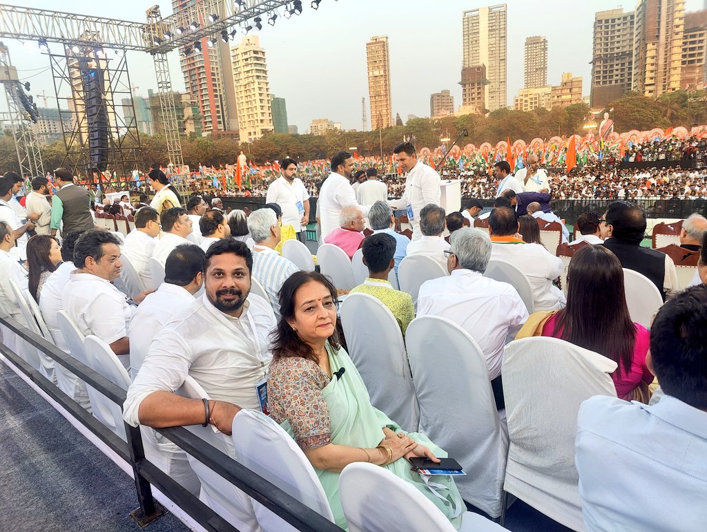 With @AAPMumbai President @PreetiSMenon, representing the @AamAadmiParty in the INDIA alliance. Thousands of party volunteers were in attendance from across Mumbai, at Shivaji Park #BharatJodoNyayYatra #INDIAAlliance #LokSabhaPolls2024