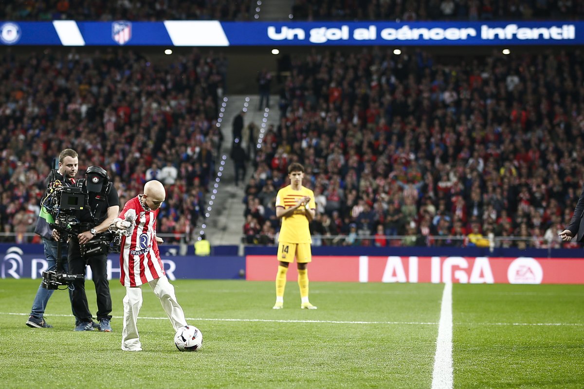 Atleti's tweet photo. La @AtletiFundacion le marcó ‘Un gol al cáncer infantil’ en los prolegómenos del partido de este domingo, con el fin de visibilizar un futuro esperanzador para los menores diagnosticados si se apuesta decididamente por la investigación oncológica.

➡ https://t.co/mznJheEb67 https://t.co/siSxmqoxEv