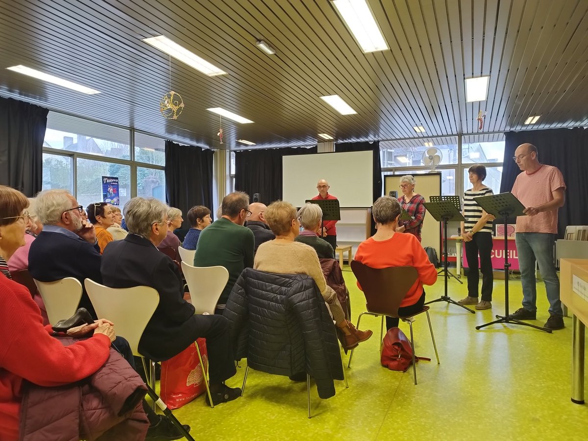 mlclavreul's tweet photo. Bcp de monde à la bibliothèque pr mieux comprendre la vie des voyageurs grâce à une exposition, des lectures et une conférence en chanson organisée par @Und53, L'AMAV, la Vigie, Mémorial des déportés, la maison de l'Europe et le service lecture publique de @Laval_la_Ville https://t.co/K1flAl6ZuC