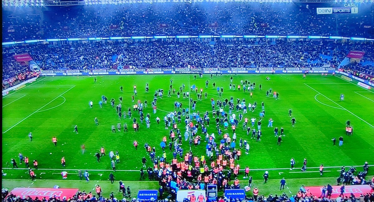 #Trabzonspor Sahaya yem mi atıldı? Bu kadar hamsi neden sahaya atladı? #TSvFB