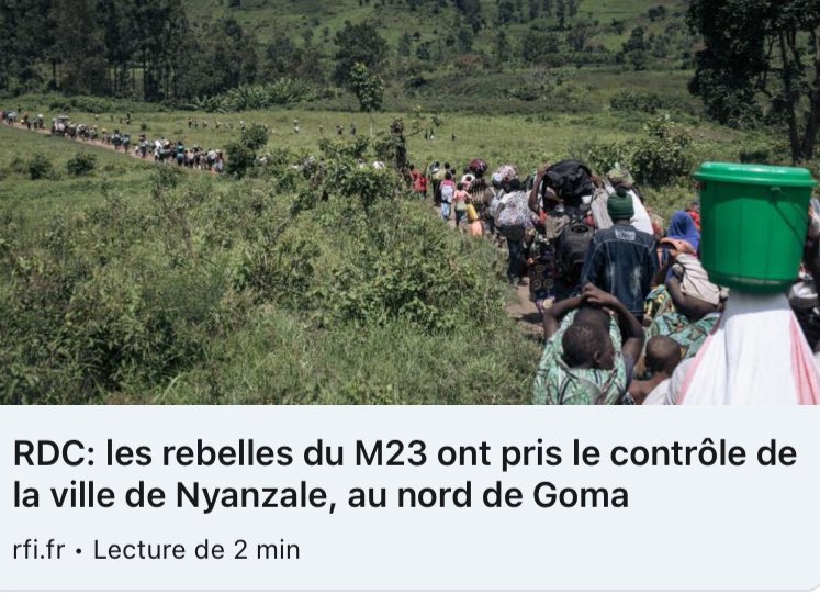 JF_LE_DRIAN's tweet photo. Voici ce qui passe en RDC dans l'indifférence la plus totale. 
La plupart des médias français restant particulièrement silencieux. Heureusement, RFI n'hésite pas à rapporter les horreurs et l'épuration ethnique par déplacement actuellement en cours, provoqué par le M23, groupe armé soutenu et piloté par le régime de Paul Kagamé, qui terrorise les populations.

Voici ce que rapporte RFI :

"RDC: les rebelles du M23 ont pris le contrôle de la ville de Nyanzale, au nord de Goma Mercredi, une nouvelle cité au nord de Goma en RDC est passée entre les mains des rebelles du M23, épaulés par le Rwanda. 

La bataille de Nyanzale a entraîné d'importants mouvements de population dans la zone."

"Selon l'ONU, fin 2023, la RDC comptait près de 7 millions de personnes déplacées, fuyant la violence. Ici, des résidents du Rutshuru fuient les attaques du M23, en octobre 2023. (Image d'illustration). © Alexis Huguet / AFP"

"Pendant ce temps, Londres a comme projet, depuis près de deux ans, d’expulser au Rwanda des migrants arrivés illégalement au Royaume-Uni, avant même de traiter leur demande d’asile, et qu’ils soient d’accord ou non.

Le projet est extrêmement controversé et condamné jusqu’à l’ONU." (Source : 20 minutes)

La pologne, elle, signe des contrats d'armement avec l'état policier du Rwanda.

L'UE qui ne déploie le paravent des valeurs que pour couvrir des intérêts géoéconomiques, pactise avec le plus grand criminel contemporain, en comparaison duquel, V. Poutine pourrait être qualifié d'enfant de coeur.

Car Paul Kagamé est responsable de millions de victimes directes et indirectes dans l'Est du Congo.

Parce ce nouveau Wagner africain, rend des services, les US se contentent de vocaliser des injonctions de cesser cette guerre par proxy.

Mais le monstre Kagamé se croyant intouchable, les ignore et se permet de la ramener.

Au Rwanda, les élections approchent. Aucun suspens. Paul Kagamé l'emportera avec plus de 90 % des voix comme lors des élections de 2003, de 2010 et de 2017.

Von Der Leyen devrait s'empresser de le féliciter comme le fera la risée des chefs d'état, E. Macron, assez stupide pour avoir nommé une rwandaise complice du régime Kagamé à la tête de la francophonie.

Von der Leyen, elle, a pris l'habitude de pactiser avec les dictateurs, que ce soit le Président Ilham Aliyev, réélu avec 92,1 % des voix lors de l'élection du 7 février dernier, considérée comme une « farce » et une « imitation de démocratie » par  l’opposition, ou l'ignoble Kagamé très bien décrit dans le livre de Michela Wrong, " Assassins sans frontières".

Moi, j'ai parié un euro que Kagamé serait déposé avant la fin de l'année et je compte vraiment gagner mon pari.

https://t.co/5r7QWEEsUL