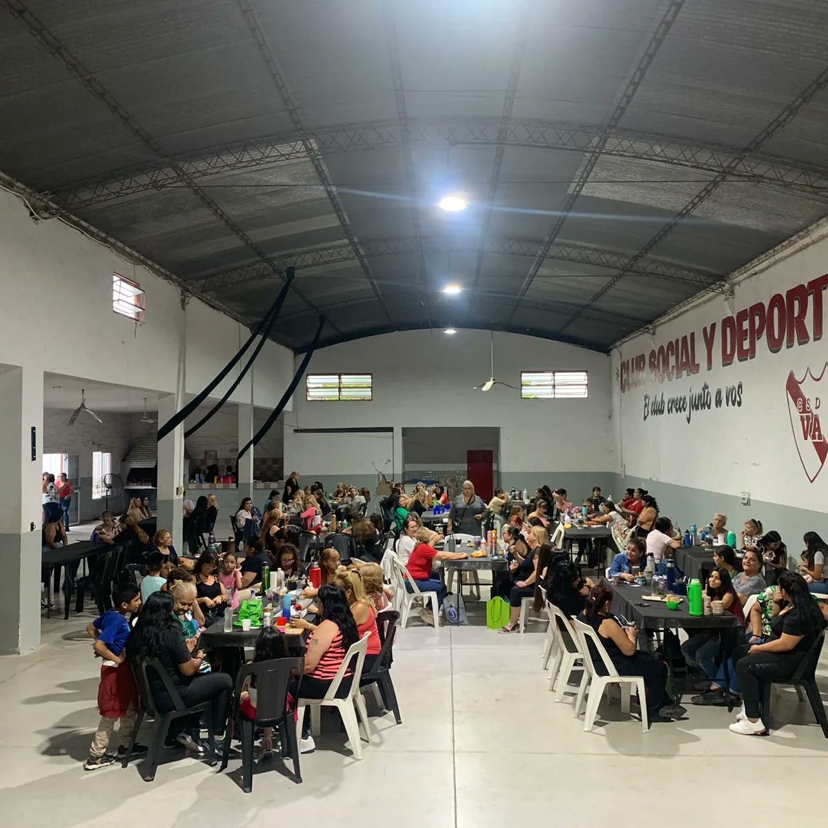 va4814's tweet photo. En la tarde de ayer desde nuestro espacio de trabajo social y territorial seccional 13 , se agasajo a  mas 200  compañeras de nuestra querida seccional , compartiendo un lindo momento y reflexionar sobre el mes de la mujer .
#Cordoba #Capital https://t.co/CRqrgNNtnx