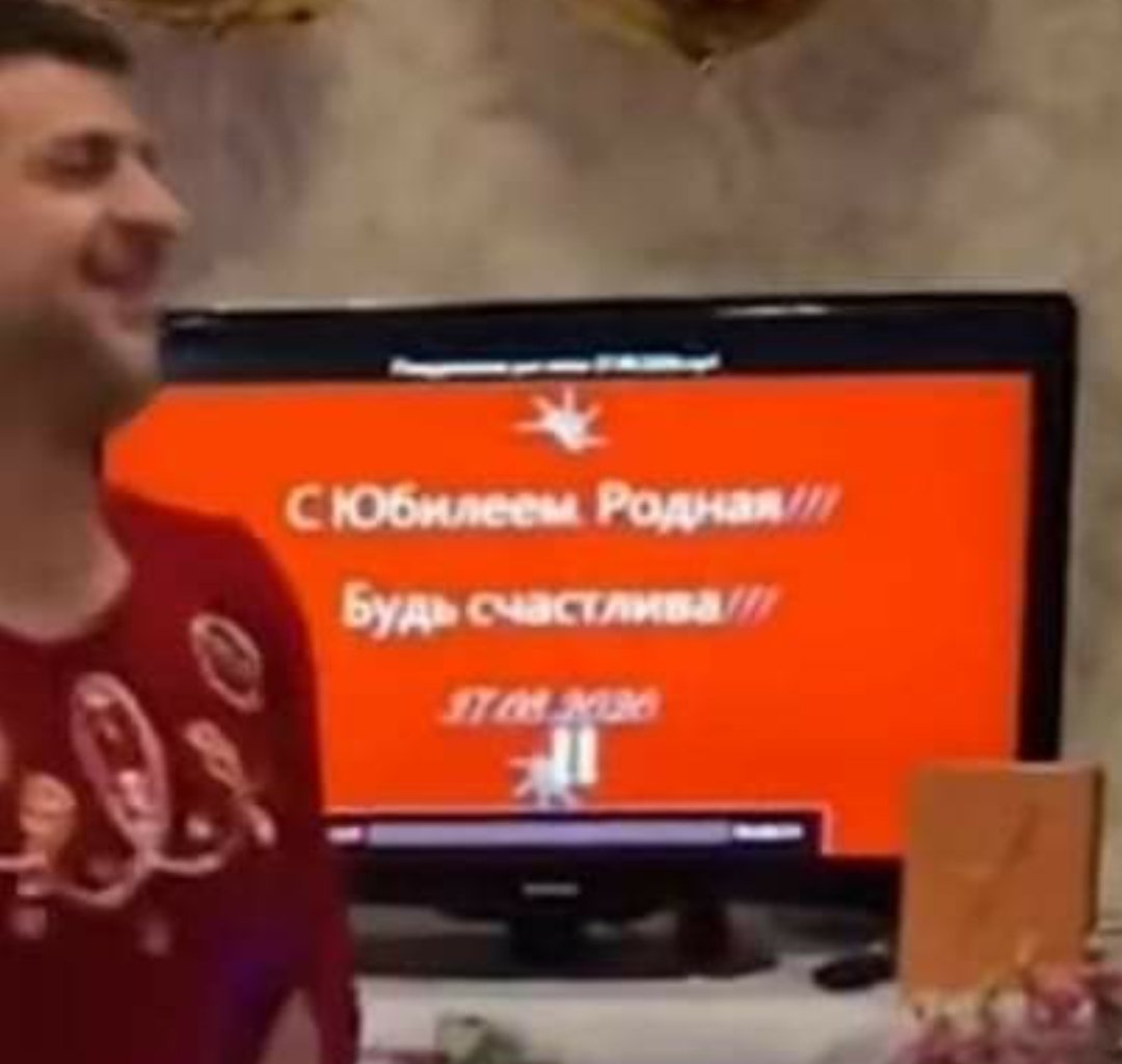 PACCALOUNET's tweet image. Quelqu'un peut dire ce qu'il y a écrit ci-dessous ?
Visiblement, c'est du Russe.
C'est extrait de la vidéo montrant Vlodomir Zelensky danser:
facebook.com/share/v/FHWGak…