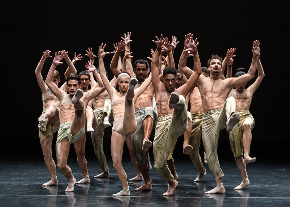Africa, South America and Valencia are brought together in dance from @spciadedanca @WolvesGrand in a night of spectacular contemporary dance. @DanceConsortium. behindthearras.com/Reviewspr/2024…