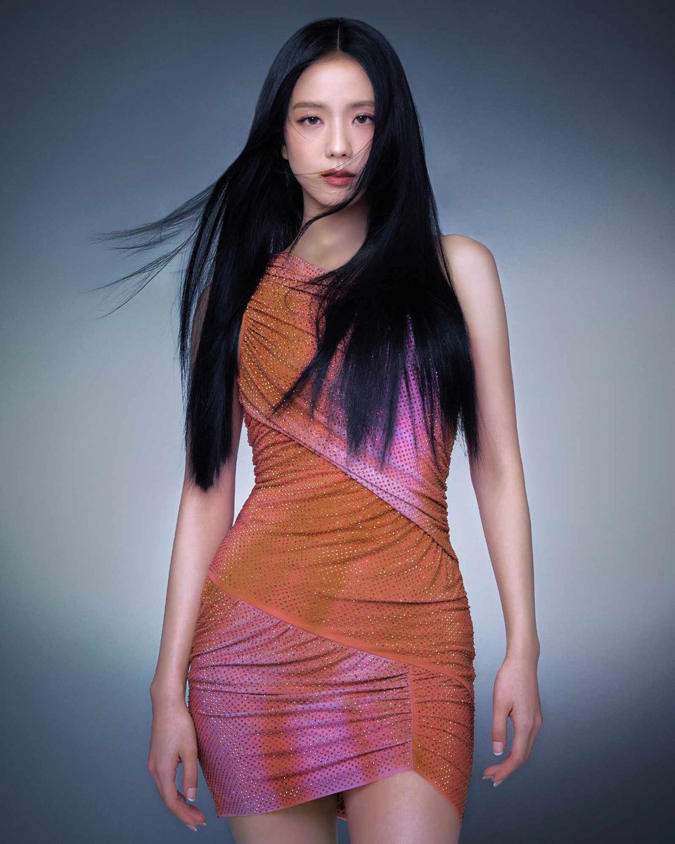 FanBlackpinkfrr's tweet photo. #JISOO a désormais dépassé Kylie Jenner et devient l'influenceuse la plus influente sur tous les événements. Elle a généré 83 MILLIONS de dollars en EMV grâce à ses apparitions aux Fashion Week de Paris, devenant ainsi la PREMIÈRE et la SEULE personne à dépasser la barre des 80M$ https://t.co/9boHG4sN7x