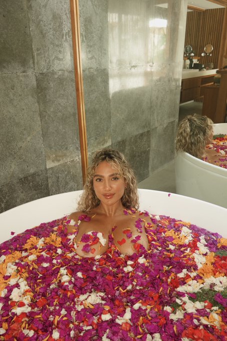 Do I look pretty in these petals? 🌸 https://t.co/MXW98Wp01P