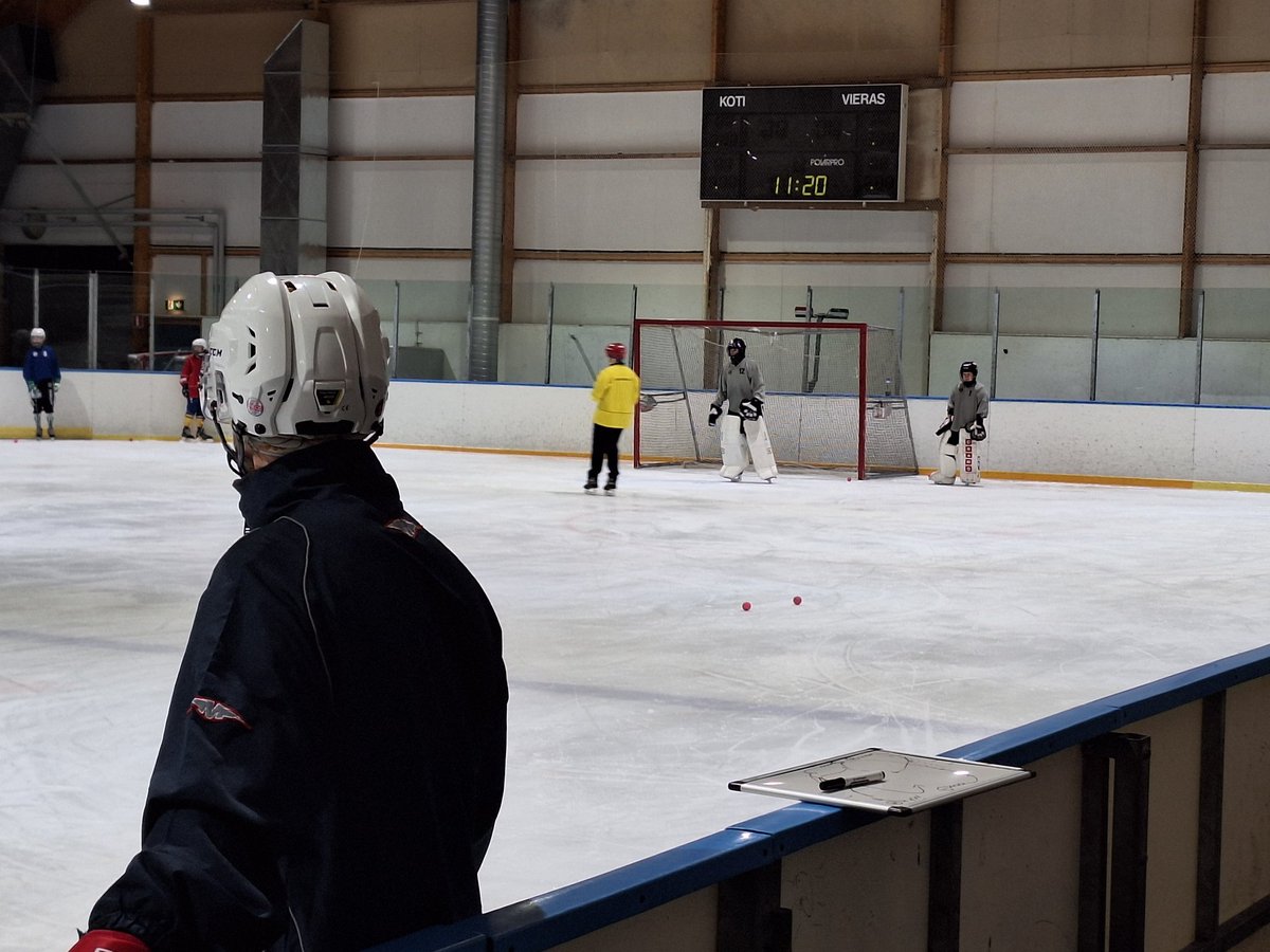 U16 Training Camp pakettiin.
Perjantaina matkalla Varkauteen oli hetkittäin olo taasko tehdään duunia turhaan kun tuli viestiä, että jää meni alta.
Varasuunnitelma takataskusta ja pari päivää hallissa. Yöpakkaset pelasti sunnuntain.#bandy #jääpallo