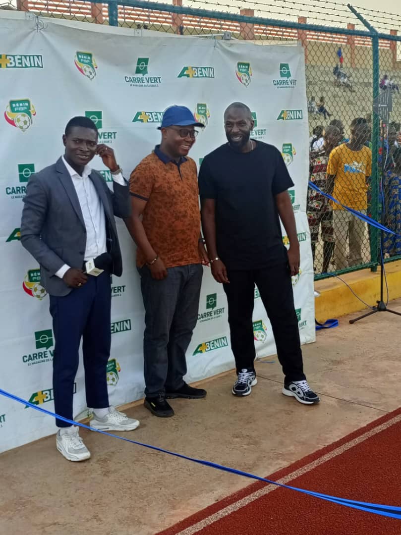 hemjp30's tweet photo. Au terme du match #Cotonfc - #Sobemap ce 17 03 24, le président de la Ligue Atlantique Charles Titigoueti a remis le trophée de Man de match. L'occasion a été pour 1e photo avec le fils du président de la République du Bénin Lionel Talon.Ce dernier est le président de Coton FC. https://t.co/XDbm78lbO0
