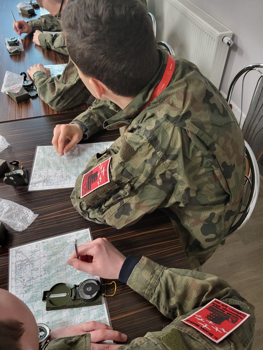 grupazelazny's tweet photo. Do Ośrodka Szkolenia GROM w Czerwonym Borze po raz trzeci przyjechali zakwalifikowani uczestnicy Żelaznej Selekcji odbyli zajęcia strzeleckie, zajęcia z topografii oraz nocny marszobieg.Następnego dnia odbył się marsz na orientację  #grupaorlen
#orlengrupaakrobacyjnażelazny https://t.co/2UdjtKIvd1