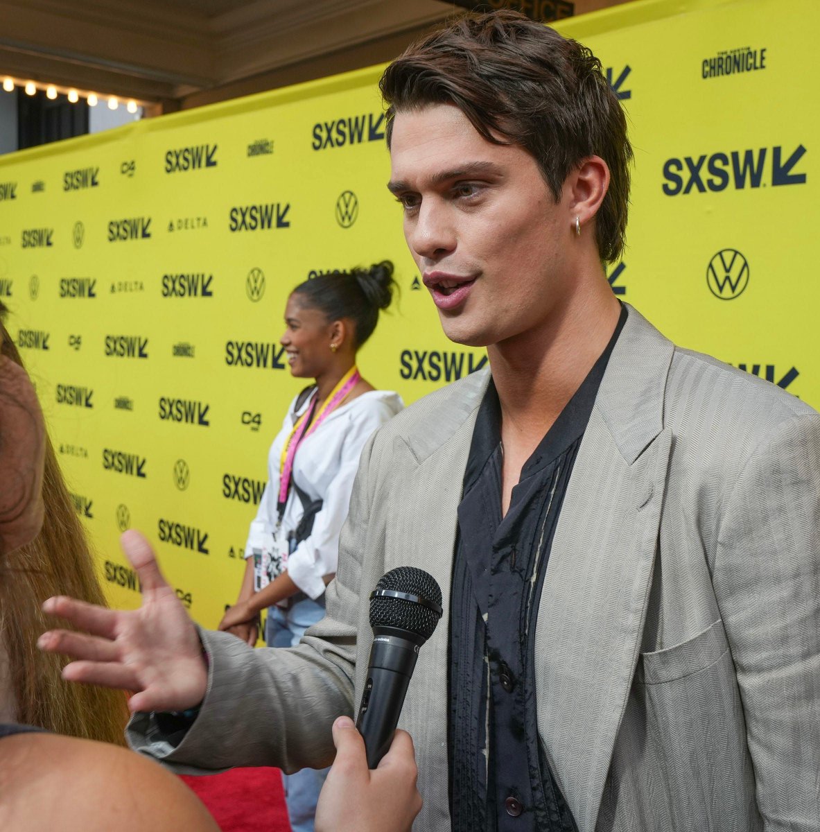 _NickGalitzine's tweet photo. 📸 Photos of @nickgalitzine and #AnneHathaway attending the #SXSW2024 film premiere of #TheIdeaOfYou #NicholasGalitzine 

🔗 https://t.co/R95ef9J8oL https://t.co/JpOYoMP9Bw