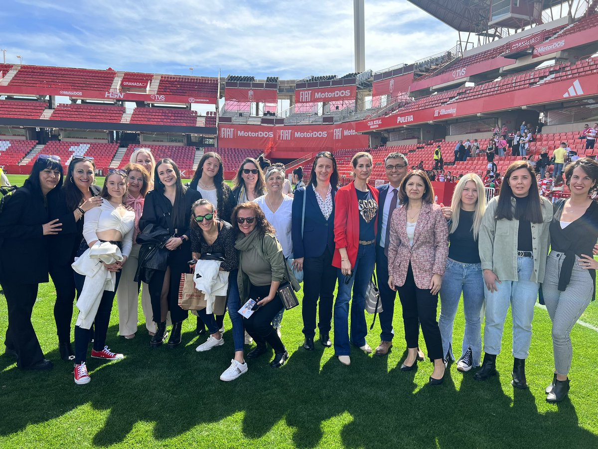 Estoy feliz y orgullosa de este increíble grupo de deportistas, campeonas totales, que hoy han acompañado al <a href="/GranadaCF_Fem/">Granada CF Femenino</a> desde el Palco, visibilizando el increíble nivel de Mujer y Deporte que tenemos en Granada. Abrazo inmenso para las que no habéis podido acompañarnos.