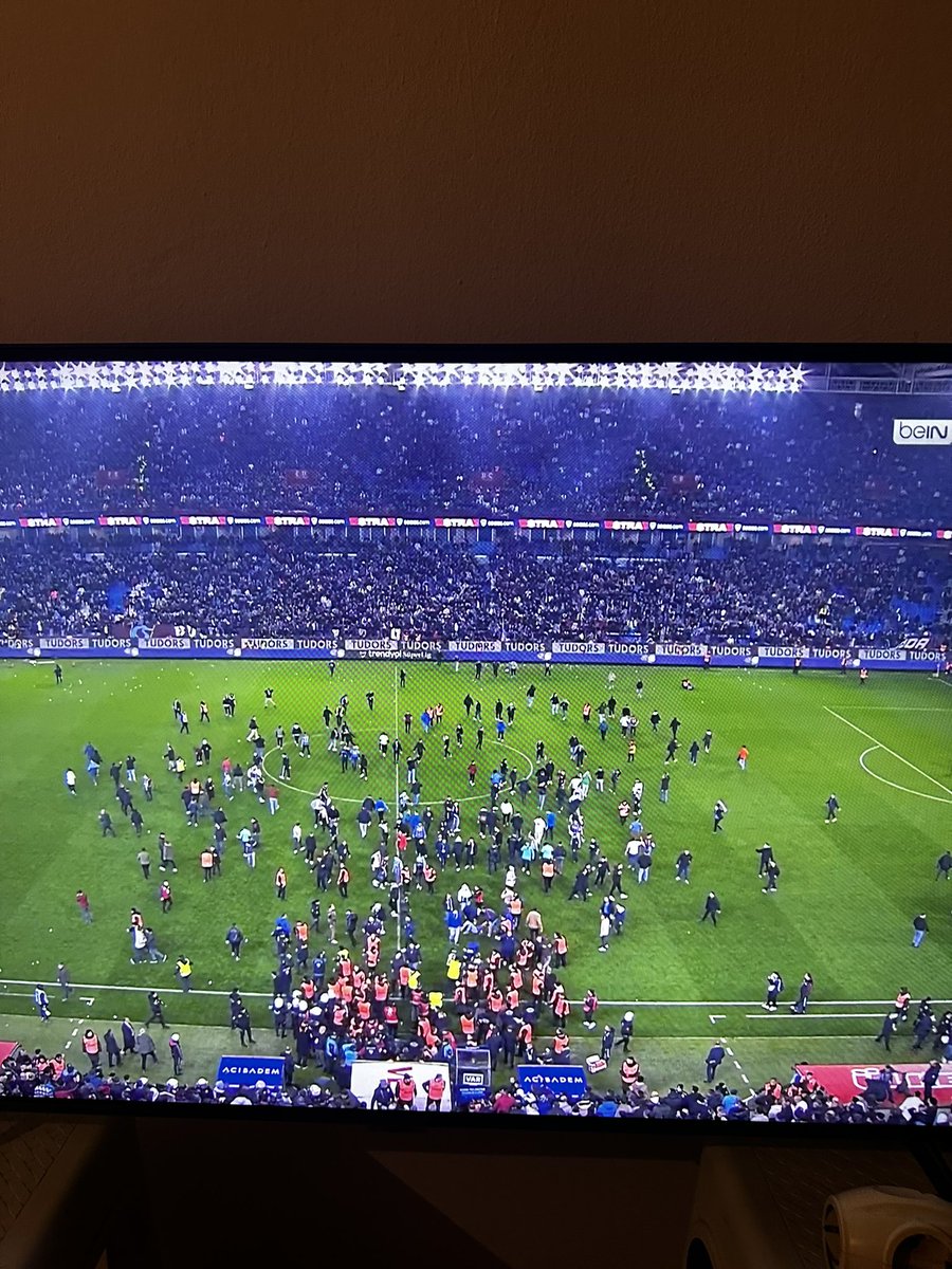 Tebrik ederim TFF’yi, Türk polis ve güvenlik güçlerini, Ts taraftarını, 6S taraftarını

Bakın çok içten söylüyorum ALLAH BELANIZI VERSİN. 

Allah yüzünüzü güldürmesin