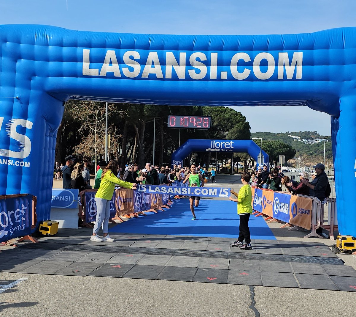 LaSansi's tweet photo. Serjogins (Letònia) i Milanesi (Argentina) als 16 km. i Valverde i Bakraci (Kosovo) als 6 km. campions de la 5a Lloretrail Acerko 2024
Una matinal amb 525 inscrits, i atletes de 17 nacionalitats.
També hem organitzat les 1er kids races by Kids&amp;us amb més de 100 dorsals esgotats https://t.co/4hYurvF33B