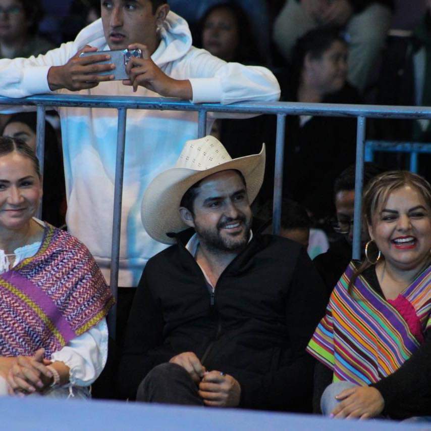 dakserelin98149's tweet photo. La hipocresía del panismo cuando quieren parecer parte del pueblo es usar el sombrero y bailar con señoras.
De los "nuevos* políticos aplicando viejas estrategias pasadas de moda y no levantan porque están aPAN-icados #Queretaro #SanJuanDelRio #PedroEscobedo  #cadereyta #SNVA https://t.co/w41Z4ZKxpy