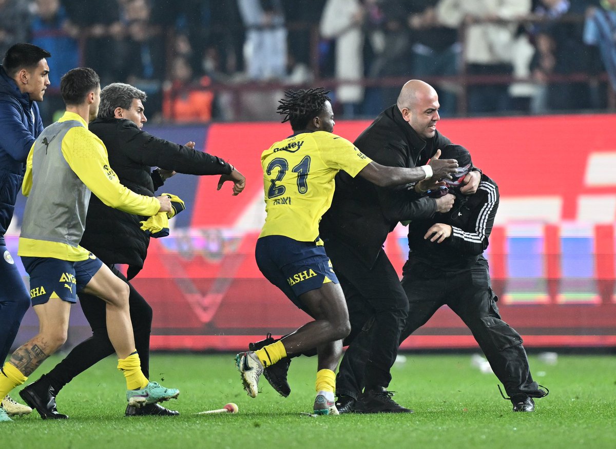 avrupafatihigsk's tweet photo. Osayi Samuel'in Trabzonspor taraftarına saldırdığı en net görüntü

📸 AA https://t.co/gIHkxunE9p