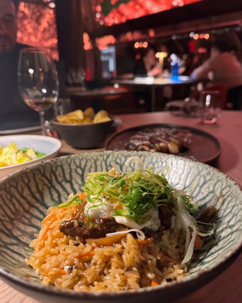 Recomendación: QUINTO ELEMENTO. Nosotros probamos:
- Brioche de Carabinero crujiente: cangrejo y mousse de aguacate
- Brioche relleno:m de guiso de calabrar con su fritura
- Cebón: madurado 45 días al carbón
- Arroz chaufa al wok: con solomillo salteado de ternera rubia gallega