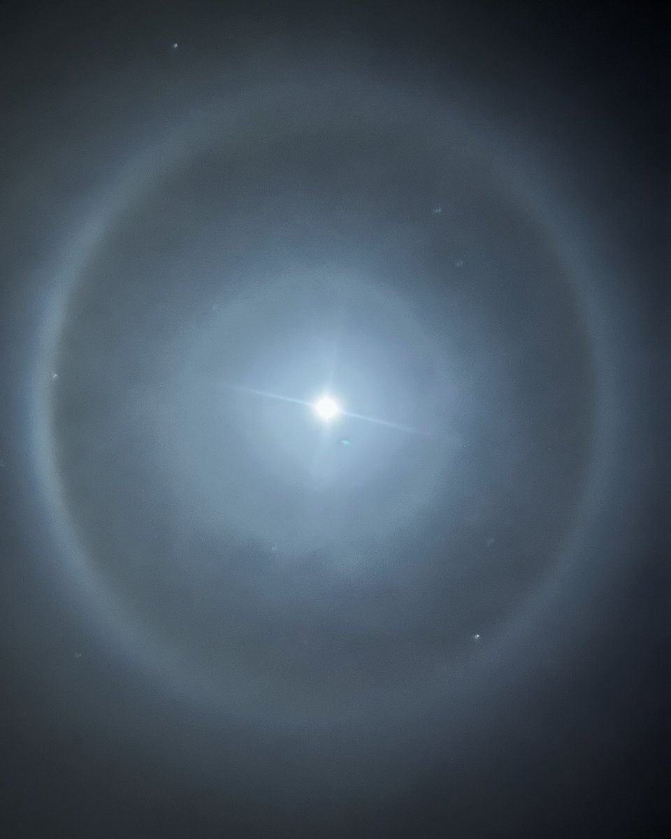 chrisrhysgeorge's tweet photo. Large Halo around the moon this evening #Halo #moon #stars https://t.co/492JXxL4ae