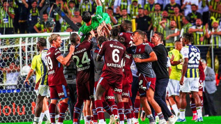 Trabzonspor, ilk maçta aldığı galibiyet sonrası saha içinde sevinirken, tribünlerimizden sahaya tek yabancı madde atılmadı, tek kişi sahaya girmedi.