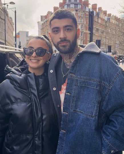 ZJMCRAVE's tweet photo. Zayn with a fan in London earlier today!

via @madichadia https://t.co/oE509Pru0c