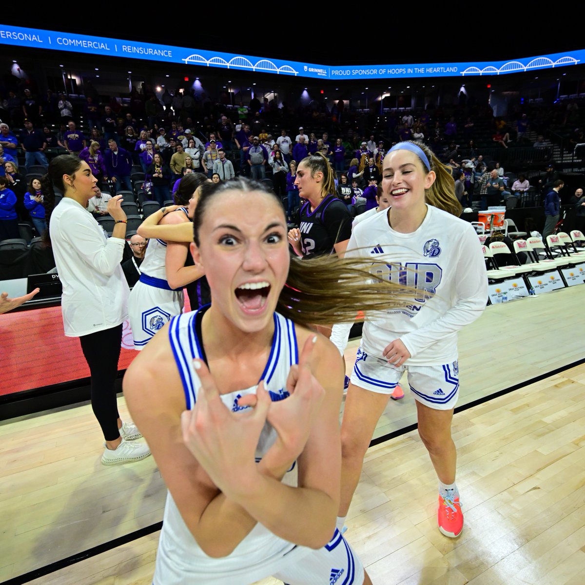 DrakeUniversity's tweet photo. Ring 'em! Bulldogs hit a buzzer-beater to repeat as MVC Tournament Champions!! 💙💙💙 https://t.co/P46a6GTZnl