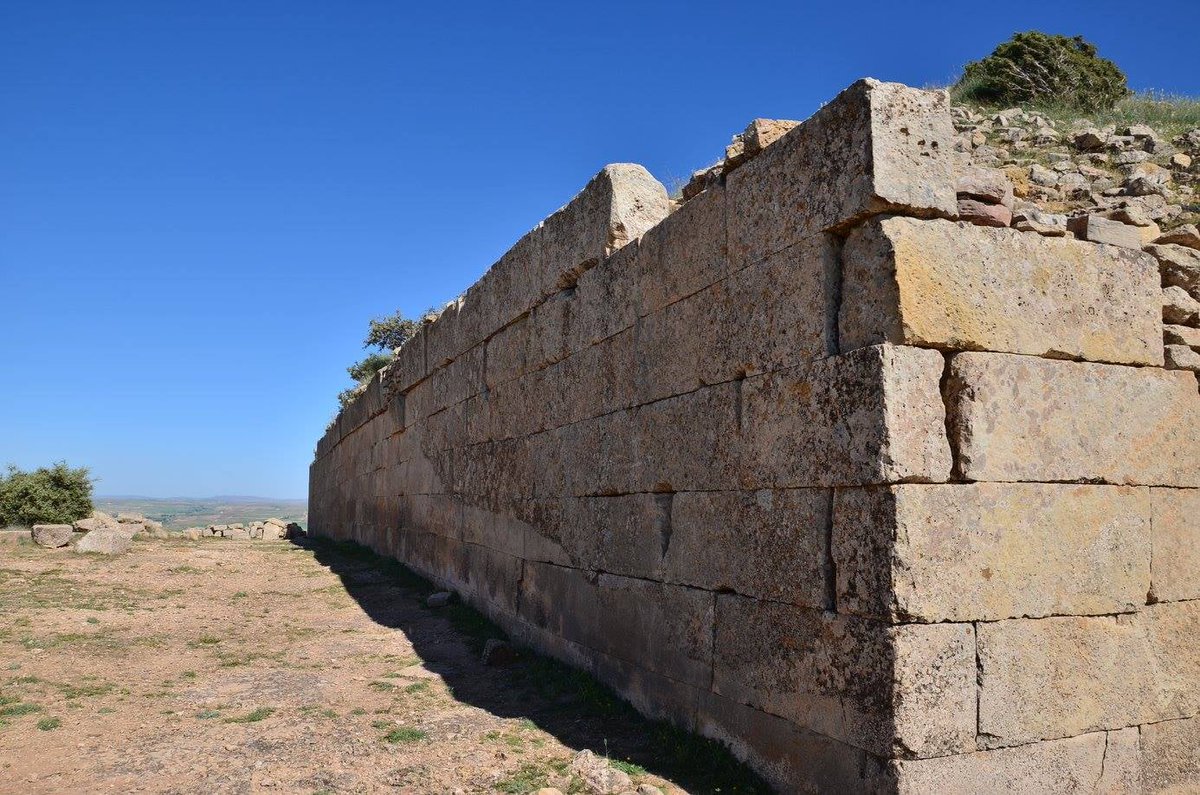 maelassal's tweet photo. Les pyramides de #Tiaret, uniques en #Algérie et au #Maghreb. Âgés de plus de 16 siècles, les Djeddars de #Frenda, au nombre de 13 et érigés sur deux collines distantes de 6 km l’une de l’autre dans le nord du pays, étaient des monuments funéraires berbères 🇩🇿

#الجزائر
#Algeria https://t.co/s9GKTB7x93